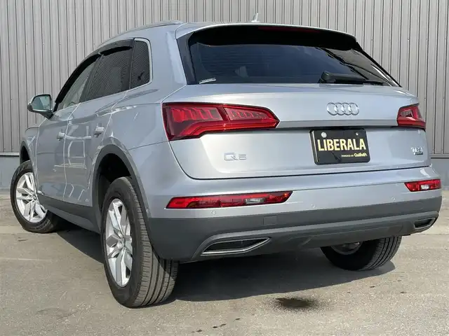 アウディ Ｑ５ 2.0TFSIクワトロ スポーツ エアサス 青森県 2018(平30)年 6.3万km ナノグレー/フロレットシルバーM /4WD/ターボ/黒革シート/純正エアサス /純正HDDナビ/ (フルセグTV/Bt/SD/DVD)/純正バックカメラ/バーチャルコックピット/アダプティブクルーズコントロール/前後バンパーソナー/パークアシスト/アイドリングストップ/パドルシフト/運転席メモリ付/　前席パワーシート/前席シートヒーター/革巻きステア/ノブ/シルバールーフレール/オートライトHID/オートワイパー/ヘットライトウオッシャー/パワーバックドア/純正ドアバイザー /純正フロアマット/社外18インチアルミホイール＋/　スタッドレスタイヤ積込/前方ドライブレコーダー(社外)/リア5面スモークフィルム/ETC/取扱説明書/新車時保証書