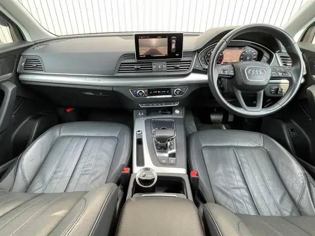 アウディ Ｑ５ 2.0TFSIクワトロ スポーツ エアサス 青森県 2018(平30)年 6.3万km ナノグレー/フロレットシルバーM /4WD/ターボ/黒革シート/純正エアサス /純正HDDナビ/ (フルセグTV/Bt/SD/DVD)/純正バックカメラ/バーチャルコックピット/アダプティブクルーズコントロール/前後バンパーソナー/パークアシスト/アイドリングストップ/パドルシフト/運転席メモリ付/　前席パワーシート/前席シートヒーター/革巻きステア/ノブ/シルバールーフレール/オートライトHID/オートワイパー/ヘットライトウオッシャー/パワーバックドア/純正ドアバイザー /純正フロアマット/社外18インチアルミホイール＋/　スタッドレスタイヤ積込/前方ドライブレコーダー(社外)/リア5面スモークフィルム/ETC/取扱説明書/新車時保証書