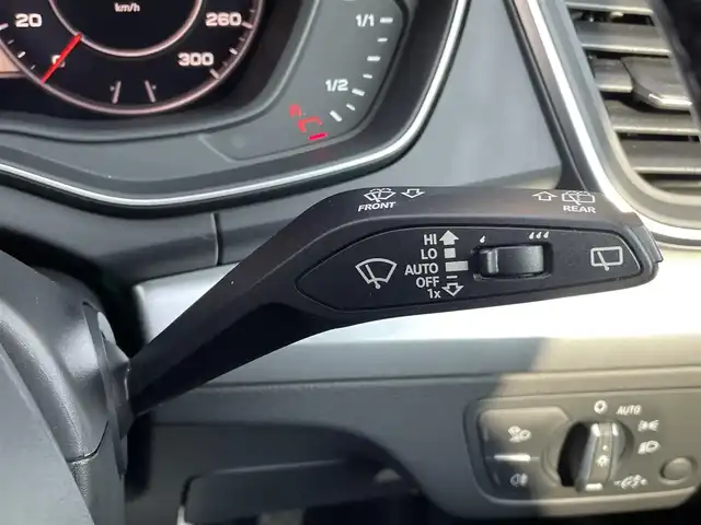 アウディ Ｑ５ 2.0TFSIクワトロ スポーツ エアサス 青森県 2018(平30)年 6.3万km ナノグレー/フロレットシルバーM /4WD/ターボ/黒革シート/純正エアサス /純正HDDナビ/ (フルセグTV/Bt/SD/DVD)/純正バックカメラ/バーチャルコックピット/アダプティブクルーズコントロール/前後バンパーソナー/パークアシスト/アイドリングストップ/パドルシフト/運転席メモリ付/　前席パワーシート/前席シートヒーター/革巻きステア/ノブ/シルバールーフレール/オートライトHID/オートワイパー/ヘットライトウオッシャー/パワーバックドア/純正ドアバイザー /純正フロアマット/社外18インチアルミホイール＋/　スタッドレスタイヤ積込/前方ドライブレコーダー(社外)/リア5面スモークフィルム/ETC/取扱説明書/新車時保証書