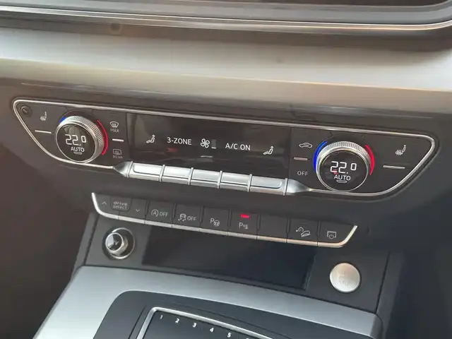 アウディ Ｑ５ 2.0TFSIクワトロ スポーツ エアサス 青森県 2018(平30)年 6.3万km ナノグレー/フロレットシルバーM /4WD/ターボ/黒革シート/純正エアサス /純正HDDナビ/ (フルセグTV/Bt/SD/DVD)/純正バックカメラ/バーチャルコックピット/アダプティブクルーズコントロール/前後バンパーソナー/パークアシスト/アイドリングストップ/パドルシフト/運転席メモリ付/　前席パワーシート/前席シートヒーター/革巻きステア/ノブ/シルバールーフレール/オートライトHID/オートワイパー/ヘットライトウオッシャー/パワーバックドア/純正ドアバイザー /純正フロアマット/社外18インチアルミホイール＋/　スタッドレスタイヤ積込/前方ドライブレコーダー(社外)/リア5面スモークフィルム/ETC/取扱説明書/新車時保証書