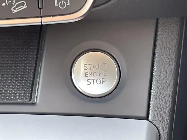 アウディ Ｑ５ 2.0TFSIクワトロ スポーツ エアサス 青森県 2018(平30)年 6.3万km ナノグレー/フロレットシルバーM /4WD/ターボ/黒革シート/純正エアサス /純正HDDナビ/ (フルセグTV/Bt/SD/DVD)/純正バックカメラ/バーチャルコックピット/アダプティブクルーズコントロール/前後バンパーソナー/パークアシスト/アイドリングストップ/パドルシフト/運転席メモリ付/　前席パワーシート/前席シートヒーター/革巻きステア/ノブ/シルバールーフレール/オートライトHID/オートワイパー/ヘットライトウオッシャー/パワーバックドア/純正ドアバイザー /純正フロアマット/社外18インチアルミホイール＋/　スタッドレスタイヤ積込/前方ドライブレコーダー(社外)/リア5面スモークフィルム/ETC/取扱説明書/新車時保証書