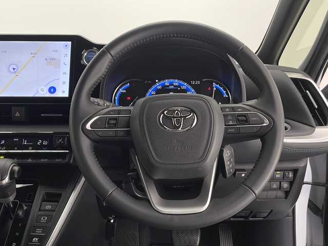 トヨタ ヴォクシー ハイブリッド S－Z 長野県 2023(令5)年 2万km ホワイトパールクリスタルシャイン 4WD/純正メモリナビ&フルセグTV&CD&DVD&USB&BT/トヨタセーフティセンス/アダプティブクルーズコントロール/レーンディパーチャーアラート/プリクラッシュセーフティ/クリアランスソナー/プロアクティブドライビングアシスト/パーキングサポートブレーキ/ロードサインアシスト/オートマチックハイビーム/寒冷地仕様/フロントワイパーデアイサー/社外前後ドライブレコーダー/両側パワースライドドア/ハーフレザーシート/前席シートヒーター/2列目サンシェード/ウォークスルー/バックカメラ/ビルトインETC2.0/LEDヘッドライト/オートライト/電動格納ミラー/ウィンカーミラー/電動ホールド/オートホールド/純正16インチAW装着/純正フロアマット/プッシュスタート/スマートキー