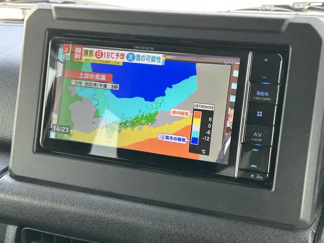 スズキ ジムニー XC 京都府 2022(令4)年 0.4万km ピュアホワイトP  4WD/ 5MT車/ 社外メモリナビ/　・フルセグTV/　・BTオーディオ/　・CD/DVD再生/　・バックカメラ/ スズキセーフティ/　・衝突軽減ブレーキ/　・クルーズコントロール/　・車線逸脱警報/ ETC/ 前席シートヒーター/ 社外デジタルインナーミラー/　（ドライブレコーダー前後付き）/ ヘッドライトウォッシャー/ 電動格納ミラー/ 純正16インチアルミホイール/ LEDヘッドライト/ フォグライト