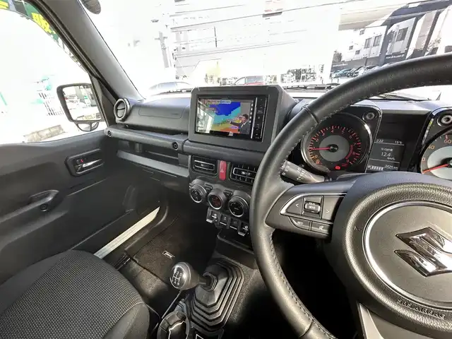 スズキ ジムニー XC 京都府 2022(令4)年 0.4万km ピュアホワイトP  4WD/ 5MT車/ 社外メモリナビ/　・フルセグTV/　・BTオーディオ/　・CD/DVD再生/　・バックカメラ/ スズキセーフティ/　・衝突軽減ブレーキ/　・クルーズコントロール/　・車線逸脱警報/ ETC/ 前席シートヒーター/ 社外デジタルインナーミラー/　（ドライブレコーダー前後付き）/ ヘッドライトウォッシャー/ 電動格納ミラー/ 純正16インチアルミホイール/ LEDヘッドライト/ フォグライト