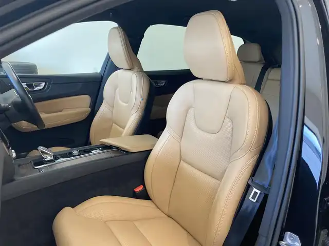 ボルボ ボルボ ＸＣ６０ B5 AWD インスクリプション 熊本県 2022(令4)年 2.1万km オニキスブラックP 純正Googleナビ/CarPlay/androidauto/USB/Bluetooth/ハーマンカードンプレミアムサラウンドシステム/ベージュ本革シート/360°カメラ/コーナーセンサー/全席シートヒーター/前席シートクーラー/前席パワーシート/前席シートメモリー/ハンドルヒーター/レーンキープアシスト/ブラインドスポットモニター/アダプティブクルーズコントロール/PilotAssist/オートホールド/パワートランクドア/ETC2.0/LEDヘッドライト/LEDフォグライト