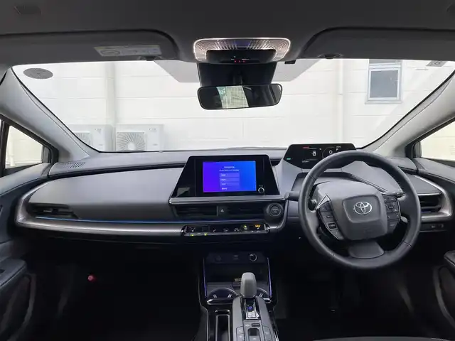 トヨタ プリウス G 三重県 2024(令6)年 1.3万km グレー 登録時12720km/ナビ機能付純正ディスプレイオーディオ/・フルセグTV（キャンセラー付き）・BT・HDMI・typeC/バックカメラ/ビルトインETC/純正19インチAW/トヨタセーフティセンス/レーダークルーズコントロール/ブラインドスポットモニター/クリアランスソナー /AUTOライト/オートマチックハイビーム/レーントレーシングアシスト/前席シートヒーター /純正フロアマット/AC100V/電動パーキングブレーキ/SOSスイッチ