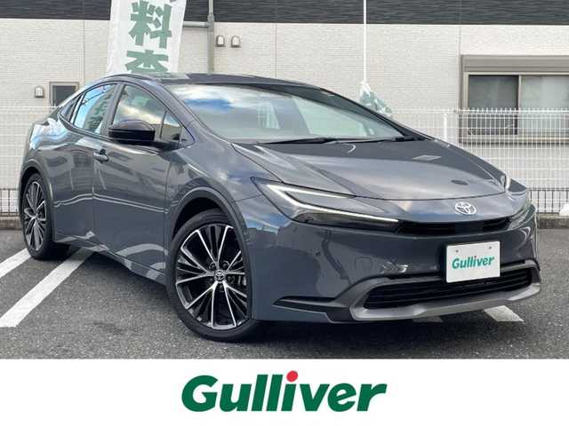 トヨタ プリウス G 三重県 2024(令6)年 1.3万km グレー 登録時12720km/ナビ機能付純正ディスプレイオーディオ/・フルセグTV（キャンセラー付き）・BT・HDMI・typeC/バックカメラ/ビルトインETC/純正19インチAW/トヨタセーフティセンス/レーダークルーズコントロール/ブラインドスポットモニター/クリアランスソナー /AUTOライト/オートマチックハイビーム/レーントレーシングアシスト/前席シートヒーター /純正フロアマット/AC100V/電動パーキングブレーキ/SOSスイッチ