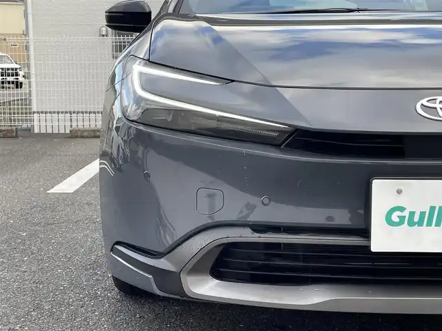 トヨタ プリウス G 三重県 2024(令6)年 1.3万km グレー 登録時12720km/ナビ機能付純正ディスプレイオーディオ/・フルセグTV（キャンセラー付き）・BT・HDMI・typeC/バックカメラ/ビルトインETC/純正19インチAW/トヨタセーフティセンス/レーダークルーズコントロール/ブラインドスポットモニター/クリアランスソナー /AUTOライト/オートマチックハイビーム/レーントレーシングアシスト/前席シートヒーター /純正フロアマット/AC100V/電動パーキングブレーキ/SOSスイッチ