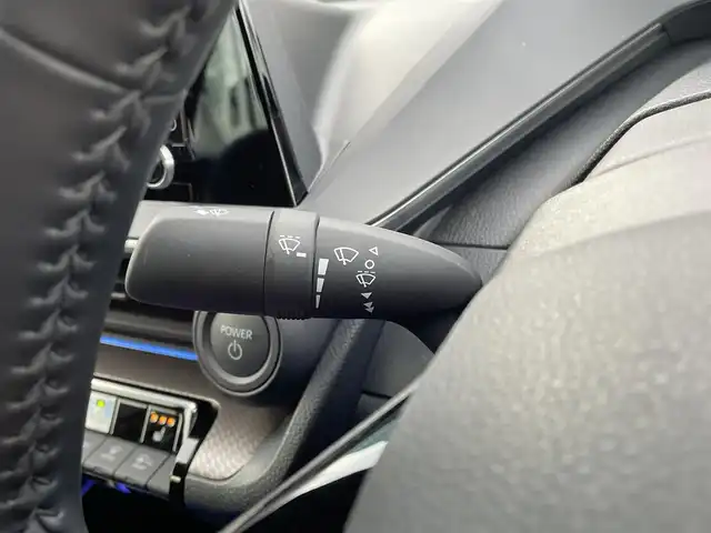 トヨタ プリウス G 三重県 2024(令6)年 1.3万km グレー 登録時12720km/ナビ機能付純正ディスプレイオーディオ/・フルセグTV（キャンセラー付き）・BT・HDMI・typeC/バックカメラ/ビルトインETC/純正19インチAW/トヨタセーフティセンス/レーダークルーズコントロール/ブラインドスポットモニター/クリアランスソナー /AUTOライト/オートマチックハイビーム/レーントレーシングアシスト/前席シートヒーター /純正フロアマット/AC100V/電動パーキングブレーキ/SOSスイッチ