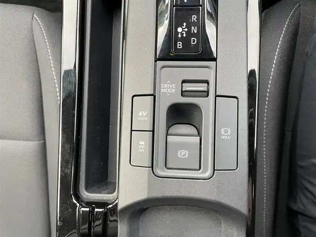 トヨタ プリウス G 三重県 2024(令6)年 1.3万km グレー 登録時12720km/ナビ機能付純正ディスプレイオーディオ/・フルセグTV（キャンセラー付き）・BT・HDMI・typeC/バックカメラ/ビルトインETC/純正19インチAW/トヨタセーフティセンス/レーダークルーズコントロール/ブラインドスポットモニター/クリアランスソナー /AUTOライト/オートマチックハイビーム/レーントレーシングアシスト/前席シートヒーター /純正フロアマット/AC100V/電動パーキングブレーキ/SOSスイッチ