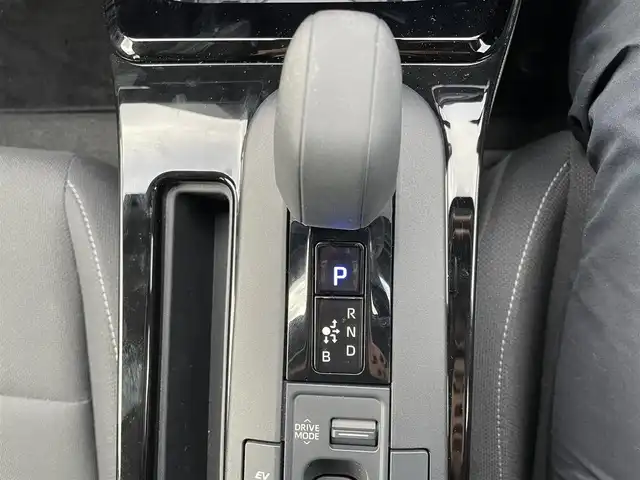 トヨタ プリウス G 三重県 2024(令6)年 1.3万km グレー 登録時12720km/ナビ機能付純正ディスプレイオーディオ/・フルセグTV（キャンセラー付き）・BT・HDMI・typeC/バックカメラ/ビルトインETC/純正19インチAW/トヨタセーフティセンス/レーダークルーズコントロール/ブラインドスポットモニター/クリアランスソナー /AUTOライト/オートマチックハイビーム/レーントレーシングアシスト/前席シートヒーター /純正フロアマット/AC100V/電動パーキングブレーキ/SOSスイッチ