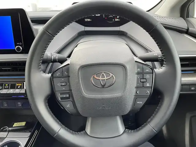 トヨタ プリウス G 三重県 2024(令6)年 1.3万km グレー 登録時12720km/ナビ機能付純正ディスプレイオーディオ/・フルセグTV（キャンセラー付き）・BT・HDMI・typeC/バックカメラ/ビルトインETC/純正19インチAW/トヨタセーフティセンス/レーダークルーズコントロール/ブラインドスポットモニター/クリアランスソナー /AUTOライト/オートマチックハイビーム/レーントレーシングアシスト/前席シートヒーター /純正フロアマット/AC100V/電動パーキングブレーキ/SOSスイッチ