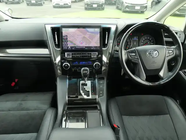 トヨタ アルファード S Cパッケージ 千葉県 2017(平29)年 6.1万km ホワイトパールクリスタルシャイン ムーンルーフ/パワーバックドア/両側パワースライドドア/11インチ社外メモリーナビ/地デジTV/【DVD/CD再生機能　Bluetooth接続】/バックカメラ/フリップダウンモニター/ハーフレザーシート/前席パワーシート/後席オットマン/革巻きステアリング/ETC/LEDヘッドライト/フォグライト/ウインカーミラー/クリアランスソナー/純正18インチアルミホイル/サイド/カーテンエアバッグ/スマートキー