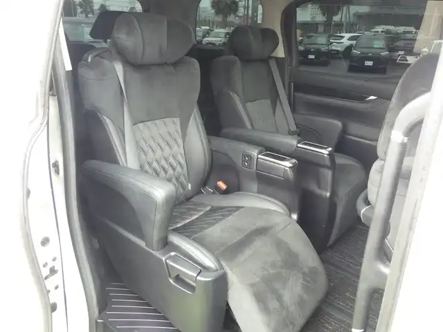 トヨタ アルファード S Cパッケージ 千葉県 2017(平29)年 6.1万km ホワイトパールクリスタルシャイン ムーンルーフ/パワーバックドア/両側パワースライドドア/11インチ社外メモリーナビ/地デジTV/【DVD/CD再生機能　Bluetooth接続】/バックカメラ/フリップダウンモニター/ハーフレザーシート/前席パワーシート/後席オットマン/革巻きステアリング/ETC/LEDヘッドライト/フォグライト/ウインカーミラー/クリアランスソナー/純正18インチアルミホイル/サイド/カーテンエアバッグ/スマートキー