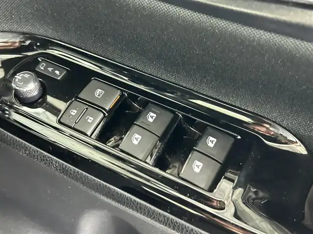 トヨタ ヴォクシー ZS 煌 佐賀県 2018(平30)年 4.2万km ホワイトパールクリスタルシャイン アルパイン１１型ナビ【EX11Z】/フルセグTV/CD/DVD/SD/BT/AM・FM/アルパイン１２．８型後席モニター/両側パワースライドドア/衝突被害軽減システム/レーンアシスト/クルーズコントロール/バックカメラ/LEDヘッドライト/フォグランプ/オートハイビーム/ドライブレコーダー　/ビルトインETC/プッシュスタート/純正16インチアルミホイール/フロアマット/ドアバイザー