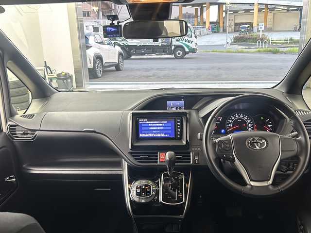 トヨタ ヴォクシー ZS 煌Ⅱ 兵庫県 2019(令1)年 2万km ホワイトパールクリスタルシャイン ・純正ナビ/CD/DVD/BT/TV/SD/・トヨタセーフティセンス/・衝突軽減システム/・横滑り防止装置/・レーンキープアシスト/・クルーズコントロール/・バックカメラ/・アイドリングストップ/・モデリスタエアロ（フロント）/・MTモード付AT/・盗難防止装置/・前方ドライブレコーダー/・前後コーナーセンサー/・両側パワースライドドア/・LEDオートライト/・オートマチックハイビーム/・ビルトインETC/・ステアリングリモコン/・革巻きステアリング/・スマートキー/・プッシュスタート/・WAC/・純正フロアマット/・純正１６インチアルミホイール/・電動格納ミラー/・サンシェード/・ドアバイザー/・Wエアバッグ/・カーテンエアバッグ