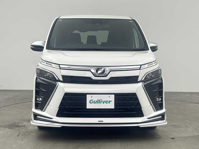 トヨタ ヴォクシー ZS 煌Ⅱ 兵庫県 2019(令1)年 2万km ホワイトパールクリスタルシャイン ・純正ナビ/CD/DVD/BT/TV/SD/・トヨタセーフティセンス/・衝突軽減システム/・横滑り防止装置/・レーンキープアシスト/・クルーズコントロール/・バックカメラ/・アイドリングストップ/・モデリスタエアロ（フロント）/・MTモード付AT/・盗難防止装置/・前方ドライブレコーダー/・前後コーナーセンサー/・両側パワースライドドア/・LEDオートライト/・オートマチックハイビーム/・ビルトインETC/・ステアリングリモコン/・革巻きステアリング/・スマートキー/・プッシュスタート/・WAC/・純正フロアマット/・純正１６インチアルミホイール/・電動格納ミラー/・サンシェード/・ドアバイザー/・Wエアバッグ/・カーテンエアバッグ