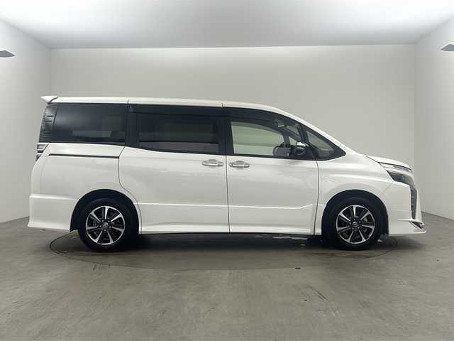 トヨタ ヴォクシー ZS 煌Ⅱ 兵庫県 2019(令1)年 2万km ホワイトパールクリスタルシャイン ・純正ナビ/CD/DVD/BT/TV/SD/・トヨタセーフティセンス/・衝突軽減システム/・横滑り防止装置/・レーンキープアシスト/・クルーズコントロール/・バックカメラ/・アイドリングストップ/・モデリスタエアロ（フロント）/・MTモード付AT/・盗難防止装置/・前方ドライブレコーダー/・前後コーナーセンサー/・両側パワースライドドア/・LEDオートライト/・オートマチックハイビーム/・ビルトインETC/・ステアリングリモコン/・革巻きステアリング/・スマートキー/・プッシュスタート/・WAC/・純正フロアマット/・純正１６インチアルミホイール/・電動格納ミラー/・サンシェード/・ドアバイザー/・Wエアバッグ/・カーテンエアバッグ