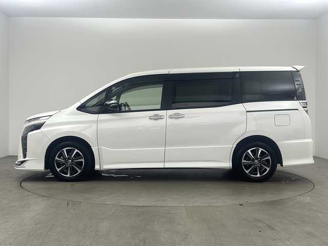 トヨタ ヴォクシー ZS 煌Ⅱ 兵庫県 2019(令1)年 2万km ホワイトパールクリスタルシャイン ・純正ナビ/CD/DVD/BT/TV/SD/・トヨタセーフティセンス/・衝突軽減システム/・横滑り防止装置/・レーンキープアシスト/・クルーズコントロール/・バックカメラ/・アイドリングストップ/・モデリスタエアロ（フロント）/・MTモード付AT/・盗難防止装置/・前方ドライブレコーダー/・前後コーナーセンサー/・両側パワースライドドア/・LEDオートライト/・オートマチックハイビーム/・ビルトインETC/・ステアリングリモコン/・革巻きステアリング/・スマートキー/・プッシュスタート/・WAC/・純正フロアマット/・純正１６インチアルミホイール/・電動格納ミラー/・サンシェード/・ドアバイザー/・Wエアバッグ/・カーテンエアバッグ