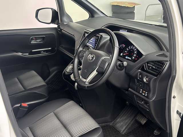 トヨタ ヴォクシー ZS 煌Ⅱ 兵庫県 2019(令1)年 2万km ホワイトパールクリスタルシャイン ・純正ナビ/CD/DVD/BT/TV/SD/・トヨタセーフティセンス/・衝突軽減システム/・横滑り防止装置/・レーンキープアシスト/・クルーズコントロール/・バックカメラ/・アイドリングストップ/・モデリスタエアロ（フロント）/・MTモード付AT/・盗難防止装置/・前方ドライブレコーダー/・前後コーナーセンサー/・両側パワースライドドア/・LEDオートライト/・オートマチックハイビーム/・ビルトインETC/・ステアリングリモコン/・革巻きステアリング/・スマートキー/・プッシュスタート/・WAC/・純正フロアマット/・純正１６インチアルミホイール/・電動格納ミラー/・サンシェード/・ドアバイザー/・Wエアバッグ/・カーテンエアバッグ