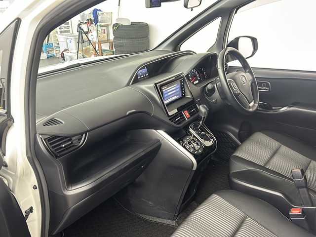 トヨタ ヴォクシー ZS 煌Ⅱ 兵庫県 2019(令1)年 2万km ホワイトパールクリスタルシャイン ・純正ナビ/CD/DVD/BT/TV/SD/・トヨタセーフティセンス/・衝突軽減システム/・横滑り防止装置/・レーンキープアシスト/・クルーズコントロール/・バックカメラ/・アイドリングストップ/・モデリスタエアロ（フロント）/・MTモード付AT/・盗難防止装置/・前方ドライブレコーダー/・前後コーナーセンサー/・両側パワースライドドア/・LEDオートライト/・オートマチックハイビーム/・ビルトインETC/・ステアリングリモコン/・革巻きステアリング/・スマートキー/・プッシュスタート/・WAC/・純正フロアマット/・純正１６インチアルミホイール/・電動格納ミラー/・サンシェード/・ドアバイザー/・Wエアバッグ/・カーテンエアバッグ