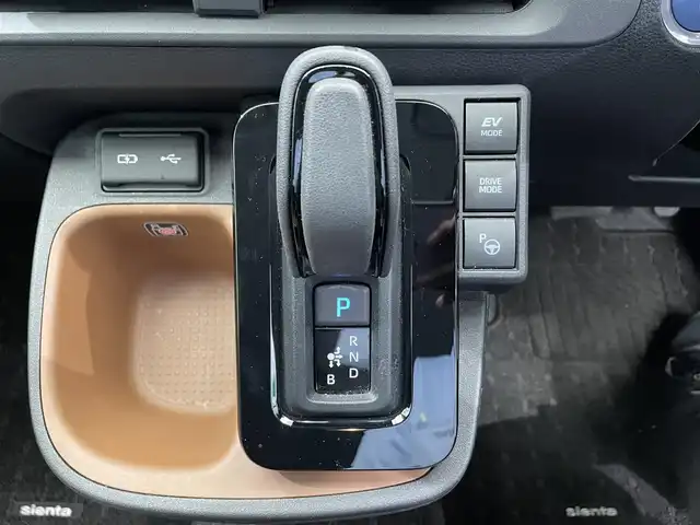 トヨタ シエンタ ハイブリッド Z 鹿児島県 2023(令5)年 1.4万km ホワイトパールクリスタルシャイン 禁煙車　/純正１０．５インチディスプレイオーディオ（ナビ機能付）　/フルセグＴＶ　/全方位カメラ　/Ｂｌｕｅｔｏｏｔｈ　/両側パワスラ　/パーキングアシスト　/クルコン　/ブラインドスポットモニター　/スマートキー/前後コーナーセンサー/純正ラゲージアッパーボードセット/オートライト/オートマチックハイビーム/純正前後ドラレコ/ブラインドスポットモニター/ステリモ/純正フロアマット/純正ドアバイザー
