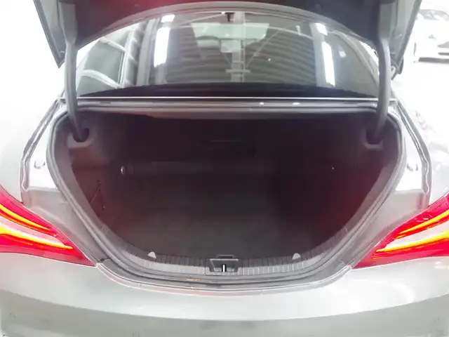 メルセデス・ベンツ ＣＬＡ１８０ AMG スタイル 兵庫県 2019(平31)年 4.3万km マウンテングレー 純正ナビ/バックカメラ/サンルーフ/ハーマンカードン/パワーシート（D+N席）/シートヒーター（D+N席）/衝突軽減ブレーキ/レーンキープアシスト/ブラインドスポットモニター/フルセグTV/Apple Car Play/アダプティブクルーズコントロール/純正ドライブレコーダー/ETC/オートマチックハイビーム/LEDヘッドライト/横滑り防止装置/盗難防止装置/純正18インチAW/Bluetooth/純正フロアマット