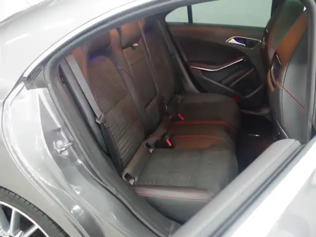 メルセデス・ベンツ ＣＬＡ１８０ AMG スタイル 兵庫県 2019(平31)年 4.3万km マウンテングレー 純正ナビ/バックカメラ/サンルーフ/ハーマンカードン/パワーシート（D+N席）/シートヒーター（D+N席）/衝突軽減ブレーキ/レーンキープアシスト/ブラインドスポットモニター/フルセグTV/Apple Car Play/アダプティブクルーズコントロール/純正ドライブレコーダー/ETC/オートマチックハイビーム/LEDヘッドライト/横滑り防止装置/盗難防止装置/純正18インチAW/Bluetooth/純正フロアマット