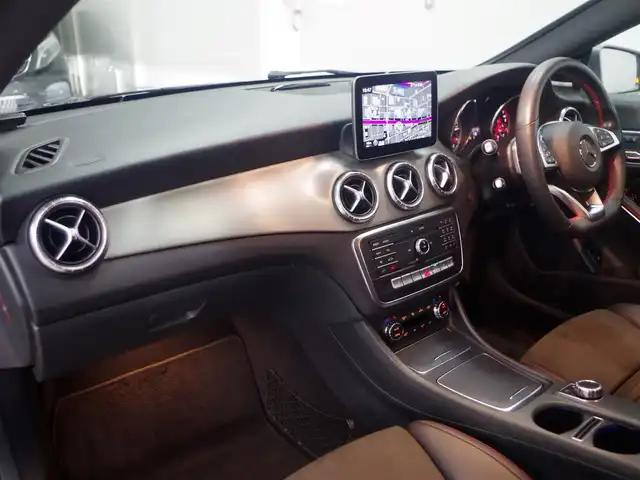 メルセデス・ベンツ ＣＬＡ１８０ AMG スタイル 兵庫県 2019(平31)年 4.3万km マウンテングレー 純正ナビ/バックカメラ/サンルーフ/ハーマンカードン/パワーシート（D+N席）/シートヒーター（D+N席）/衝突軽減ブレーキ/レーンキープアシスト/ブラインドスポットモニター/フルセグTV/Apple Car Play/アダプティブクルーズコントロール/純正ドライブレコーダー/ETC/オートマチックハイビーム/LEDヘッドライト/横滑り防止装置/盗難防止装置/純正18インチAW/Bluetooth/純正フロアマット