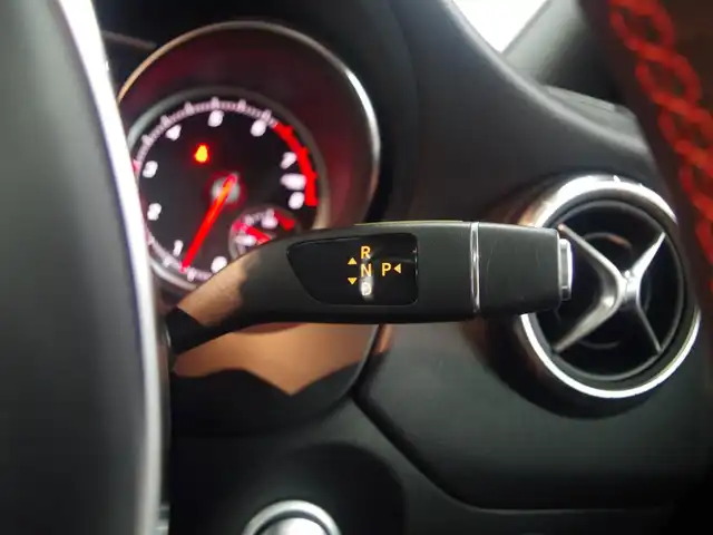 メルセデス・ベンツ ＣＬＡ１８０ AMG スタイル 兵庫県 2019(平31)年 4.3万km マウンテングレー 純正ナビ/バックカメラ/サンルーフ/ハーマンカードン/パワーシート（D+N席）/シートヒーター（D+N席）/衝突軽減ブレーキ/レーンキープアシスト/ブラインドスポットモニター/フルセグTV/Apple Car Play/アダプティブクルーズコントロール/純正ドライブレコーダー/ETC/オートマチックハイビーム/LEDヘッドライト/横滑り防止装置/盗難防止装置/純正18インチAW/Bluetooth/純正フロアマット