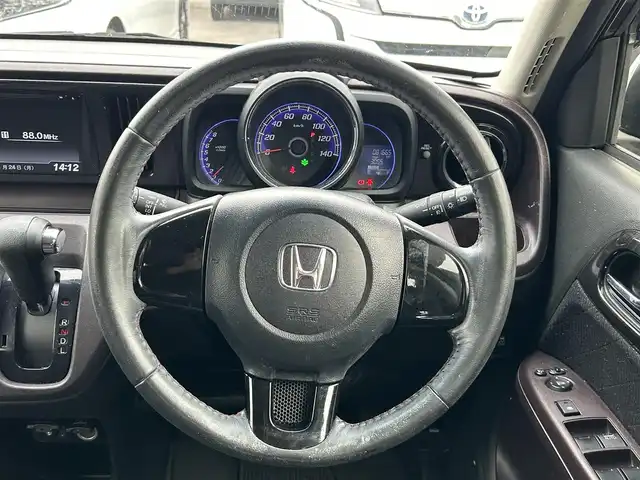 ホンダ Ｎ ＯＮＥ プレミアム Lパッケージ 長崎県 2013(平25)年 8.2万km プレミアムブルームーンパール 純正ディスプレイオーディオ/・バックカメラ/・Bluetooth/・HDMI/USB/・CD/FM/AM/ハロゲンヘッドライト/フォグランプ/オートライト/純正14インチAW/革巻きステアリング/ETC