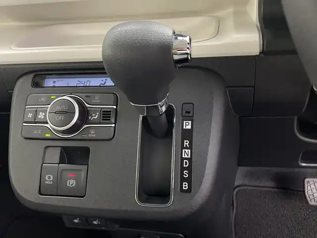 ダイハツ ムーヴ キャンバス ストライプス G 鹿児島県 2024(令6)年 1万km シャイニングホワイトパール/サンドベージュメタリック 純正9インチディスプレイオーディオ/（フルセグ/BT/HDMI/USB）/パノラミックビューモニター/スマートアシスト/レーンキープアシスト/両側パワースライドドア/前席シートヒーター/ホッとカップホルダー/オートライト/LEDヘットライト/プッシュスタート/アイドリングストップ/ワイヤレス充電機能/フロアマット/スマートキー