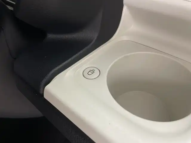 ダイハツ ムーヴ キャンバス ストライプス G 鹿児島県 2024(令6)年 1万km シャイニングホワイトパール/サンドベージュメタリック 純正9インチディスプレイオーディオ/（フルセグ/BT/HDMI/USB）/パノラミックビューモニター/スマートアシスト/レーンキープアシスト/両側パワースライドドア/前席シートヒーター/ホッとカップホルダー/オートライト/LEDヘットライト/プッシュスタート/アイドリングストップ/ワイヤレス充電機能/フロアマット/スマートキー