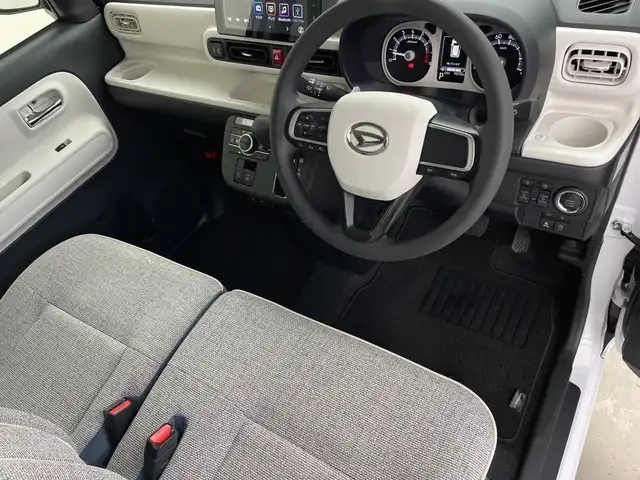 ダイハツ ムーヴ キャンバス ストライプス G 鹿児島県 2024(令6)年 1万km シャイニングホワイトパール/サンドベージュメタリック 純正9インチディスプレイオーディオ/（フルセグ/BT/HDMI/USB）/パノラミックビューモニター/スマートアシスト/レーンキープアシスト/両側パワースライドドア/前席シートヒーター/ホッとカップホルダー/オートライト/LEDヘットライト/プッシュスタート/アイドリングストップ/ワイヤレス充電機能/フロアマット/スマートキー