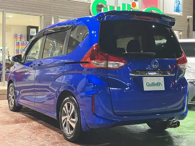 ホンダ フリード ハイブリット G 神奈川県 2022(令4)年 1.4万km プレミアムクリスタルブルークリスタル ワンオーナー/新車保証書/取扱説明書/スマートキー/社外8インチSDナビ/フルセグTV・CD・DVDビデオ/Bluetooth/ETC車載器/両側パワースライドドア/後席モニター（左右）/バックカメラ/前席シートヒーター/ホンダセンシング/・衝突軽減グレーキ（CMBS)/・歩行者事故低減ステアリング/・アダプティブクルーズコントロール/フロントエアロ/リアスポイラー/社外マフラー/・車線維持支援システム（LKAS)/・路外逸脱制御機能/・誤発進抑制機能（前方/後方）/・先行車発進お知らせ機能/・標識認識機能/ステアリングスイッチ/LEDヘッドライト/コンフォートビューパッケージ