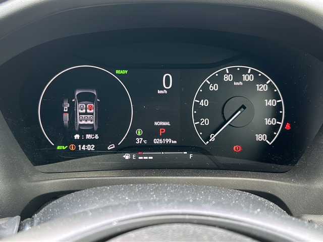 ホンダ ヴェゼル ハイブリッド e:HEV Z 大阪府 2021(令3)年 2.7万km クリスタルブラックパール ワンオーナー/純正メモリナビ/・AM/FM/CD/DVD/Bluetooth/・ワンセグテレビ/ETC/クルーズコントロール/レーンキープアシスト/ブラインドスポットモニター/アイドリングストップ/横滑り防止装置/盗難防止装置/電動パーキングブレーキ/コーナーセンサー/シートヒーター（D席+N席）/LEDヘッドライト/オートマチックハイビーム/オートライト/オートエアコン/プッシュスタートボタン/スマートキー×2/ステアリングリモコン/革巻きステアリング/純正18インチアルミホイール/12V充電器/USBジャック/純正フロアマット/ドアバイザー/保証書/取扱説明書