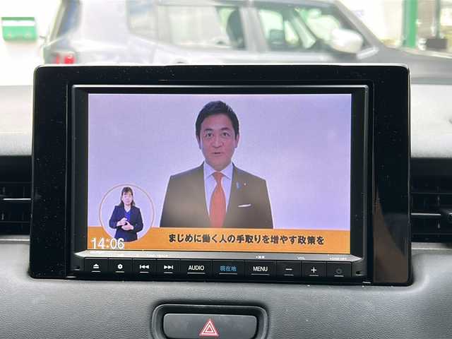 ホンダ ヴェゼル ハイブリッド e:HEV Z 大阪府 2021(令3)年 2.7万km クリスタルブラックパール ワンオーナー/純正メモリナビ/・AM/FM/CD/DVD/Bluetooth/・ワンセグテレビ/ETC/クルーズコントロール/レーンキープアシスト/ブラインドスポットモニター/アイドリングストップ/横滑り防止装置/盗難防止装置/電動パーキングブレーキ/コーナーセンサー/シートヒーター（D席+N席）/LEDヘッドライト/オートマチックハイビーム/オートライト/オートエアコン/プッシュスタートボタン/スマートキー×2/ステアリングリモコン/革巻きステアリング/純正18インチアルミホイール/12V充電器/USBジャック/純正フロアマット/ドアバイザー/保証書/取扱説明書