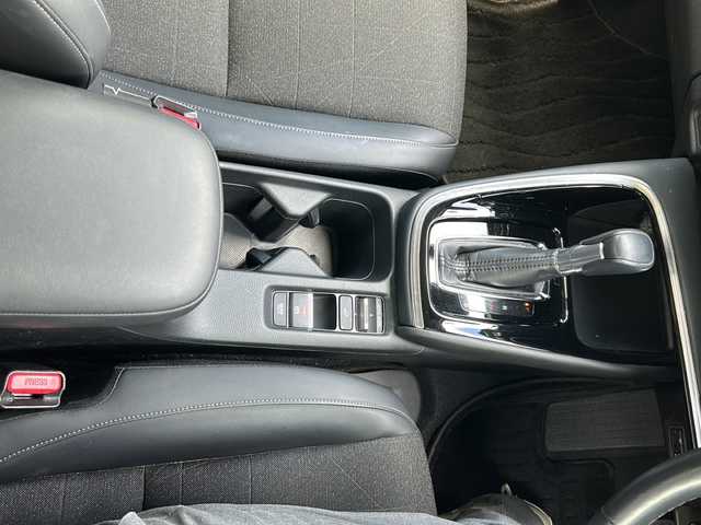 ホンダ ヴェゼル ハイブリッド e:HEV Z 大阪府 2021(令3)年 2.7万km クリスタルブラックパール ワンオーナー/純正メモリナビ/・AM/FM/CD/DVD/Bluetooth/・ワンセグテレビ/ETC/クルーズコントロール/レーンキープアシスト/ブラインドスポットモニター/アイドリングストップ/横滑り防止装置/盗難防止装置/電動パーキングブレーキ/コーナーセンサー/シートヒーター（D席+N席）/LEDヘッドライト/オートマチックハイビーム/オートライト/オートエアコン/プッシュスタートボタン/スマートキー×2/ステアリングリモコン/革巻きステアリング/純正18インチアルミホイール/12V充電器/USBジャック/純正フロアマット/ドアバイザー/保証書/取扱説明書