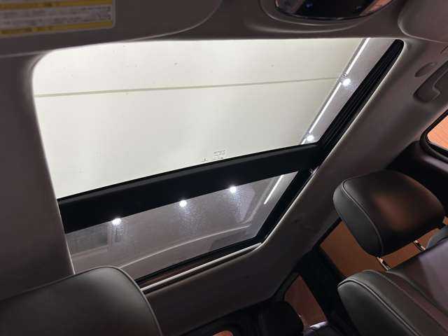 クライスラー・ジープ ジープ グランドチェロキー サミット 千葉県 2019(令1)年 5.4万km 白 パノラマＳＲ　/ｈａｒｍａｎ／ｋａｒｄｏｎ　/黒革　/ヒーター＆ベンチレーション　/ウッドコンビステアリング　/２０インチアルミホイール　/ＡＣＣ　/バックカメラ　/Ｂｌｕｅｔｏｏｔｈ　/エアサス　/パワーバックドア