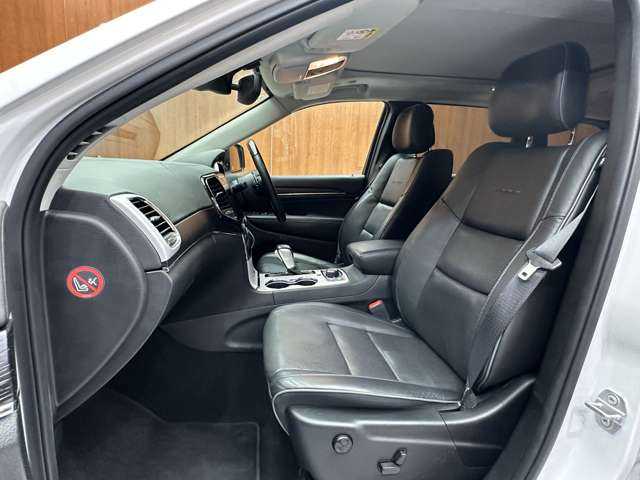 クライスラー・ジープ ジープ グランドチェロキー サミット 千葉県 2019(令1)年 5.4万km 白 パノラマＳＲ　/ｈａｒｍａｎ／ｋａｒｄｏｎ　/黒革　/ヒーター＆ベンチレーション　/ウッドコンビステアリング　/２０インチアルミホイール　/ＡＣＣ　/バックカメラ　/Ｂｌｕｅｔｏｏｔｈ　/エアサス　/パワーバックドア
