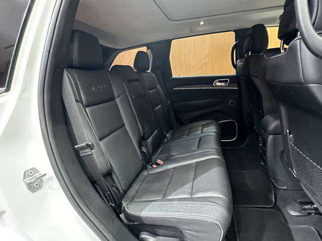クライスラー・ジープ ジープ グランドチェロキー サミット 千葉県 2019(令1)年 5.4万km 白 パノラマＳＲ　/ｈａｒｍａｎ／ｋａｒｄｏｎ　/黒革　/ヒーター＆ベンチレーション　/ウッドコンビステアリング　/２０インチアルミホイール　/ＡＣＣ　/バックカメラ　/Ｂｌｕｅｔｏｏｔｈ　/エアサス　/パワーバックドア