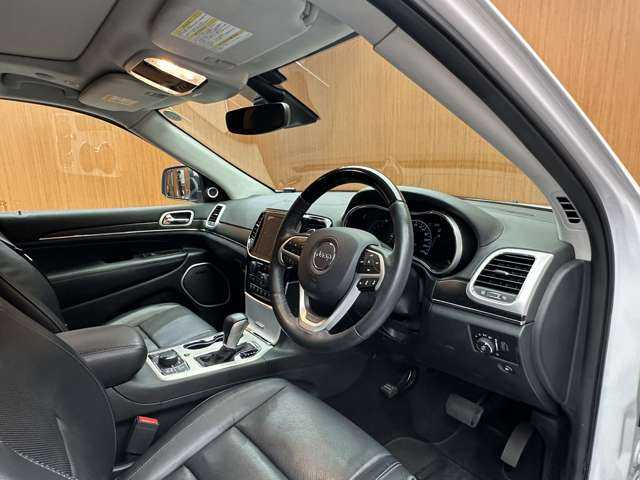クライスラー・ジープ ジープ グランドチェロキー サミット 千葉県 2019(令1)年 5.4万km 白 パノラマＳＲ　/ｈａｒｍａｎ／ｋａｒｄｏｎ　/黒革　/ヒーター＆ベンチレーション　/ウッドコンビステアリング　/２０インチアルミホイール　/ＡＣＣ　/バックカメラ　/Ｂｌｕｅｔｏｏｔｈ　/エアサス　/パワーバックドア