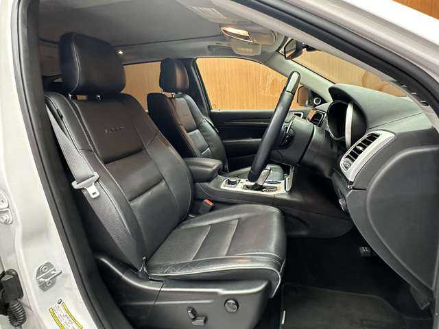 クライスラー・ジープ ジープ グランドチェロキー サミット 千葉県 2019(令1)年 5.4万km 白 パノラマＳＲ　/ｈａｒｍａｎ／ｋａｒｄｏｎ　/黒革　/ヒーター＆ベンチレーション　/ウッドコンビステアリング　/２０インチアルミホイール　/ＡＣＣ　/バックカメラ　/Ｂｌｕｅｔｏｏｔｈ　/エアサス　/パワーバックドア