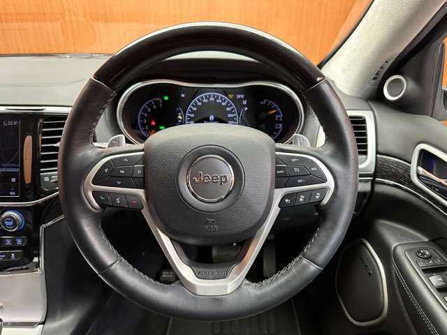 クライスラー・ジープ ジープ グランドチェロキー サミット 千葉県 2019(令1)年 5.4万km 白 パノラマＳＲ　/ｈａｒｍａｎ／ｋａｒｄｏｎ　/黒革　/ヒーター＆ベンチレーション　/ウッドコンビステアリング　/２０インチアルミホイール　/ＡＣＣ　/バックカメラ　/Ｂｌｕｅｔｏｏｔｈ　/エアサス　/パワーバックドア