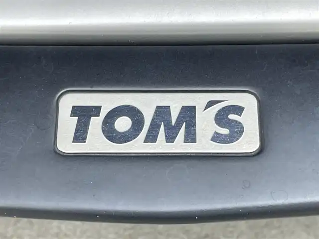トヨタ カムリ WSレザーパッケージ 岡山県 2019(令1)年 6.1万km プラチナホワイトパールマイカ TOM’Sエアロ（前・横・後下）/レザーシート/ブラインドスポットモニター/純正8インチナビ/　「CD/DVD/フルセグTV/BT/USB」/純正ダブルツィーター/バックカメラ/追従型クルーズコントロール/オートハイビーム/LEDヘッドライト（AUTO機能付き）/ビルトインETC/前席シートヒータ/前席パワーシート/衝突軽減ブレーキシステム/車線逸脱防止システム/横滑り防止装置/純正ドライブレコーダー（前）/純正18インチアルミホイール/純正フロアマット/ステアリングヒーター/スマートキー/プッシュスタート/ヘッドアップディスプレイ/パドルシフト/バイザー
