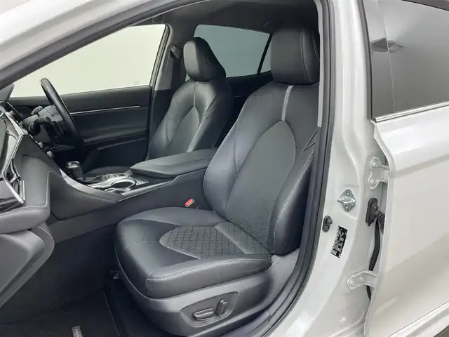 トヨタ カムリ WSレザーパッケージ 岡山県 2019(令1)年 6.1万km プラチナホワイトパールマイカ TOM’Sエアロ（前・横・後下）/レザーシート/ブラインドスポットモニター/純正8インチナビ/　「CD/DVD/フルセグTV/BT/USB」/純正ダブルツィーター/バックカメラ/追従型クルーズコントロール/オートハイビーム/LEDヘッドライト（AUTO機能付き）/ビルトインETC/前席シートヒータ/前席パワーシート/衝突軽減ブレーキシステム/車線逸脱防止システム/横滑り防止装置/純正ドライブレコーダー（前）/純正18インチアルミホイール/純正フロアマット/ステアリングヒーター/スマートキー/プッシュスタート/ヘッドアップディスプレイ/パドルシフト/バイザー