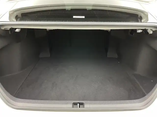トヨタ カムリ WSレザーパッケージ 岡山県 2019(令1)年 6.1万km プラチナホワイトパールマイカ TOM’Sエアロ（前・横・後下）/レザーシート/ブラインドスポットモニター/純正8インチナビ/　「CD/DVD/フルセグTV/BT/USB」/純正ダブルツィーター/バックカメラ/追従型クルーズコントロール/オートハイビーム/LEDヘッドライト（AUTO機能付き）/ビルトインETC/前席シートヒータ/前席パワーシート/衝突軽減ブレーキシステム/車線逸脱防止システム/横滑り防止装置/純正ドライブレコーダー（前）/純正18インチアルミホイール/純正フロアマット/ステアリングヒーター/スマートキー/プッシュスタート/ヘッドアップディスプレイ/パドルシフト/バイザー