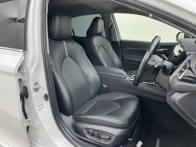 トヨタ カムリ WSレザーパッケージ 岡山県 2019(令1)年 6.1万km プラチナホワイトパールマイカ TOM’Sエアロ（前・横・後下）/レザーシート/ブラインドスポットモニター/純正8インチナビ/　「CD/DVD/フルセグTV/BT/USB」/純正ダブルツィーター/バックカメラ/追従型クルーズコントロール/オートハイビーム/LEDヘッドライト（AUTO機能付き）/ビルトインETC/前席シートヒータ/前席パワーシート/衝突軽減ブレーキシステム/車線逸脱防止システム/横滑り防止装置/純正ドライブレコーダー（前）/純正18インチアルミホイール/純正フロアマット/ステアリングヒーター/スマートキー/プッシュスタート/ヘッドアップディスプレイ/パドルシフト/バイザー