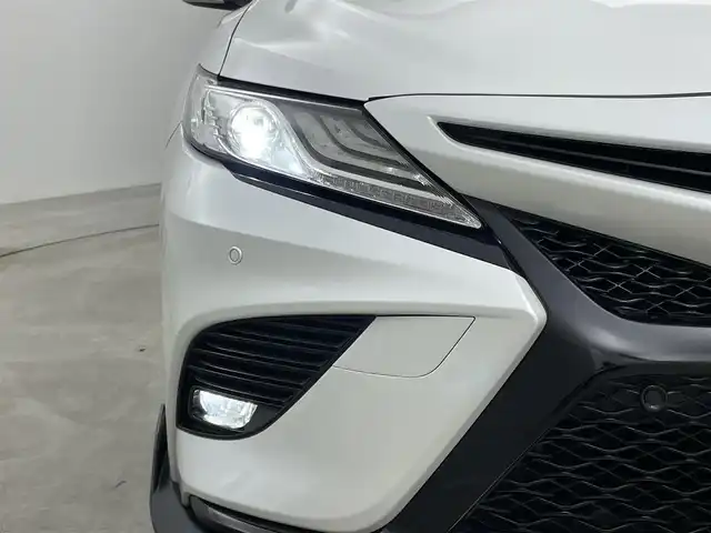 トヨタ カムリ WSレザーパッケージ 岡山県 2019(令1)年 6.1万km プラチナホワイトパールマイカ TOM’Sエアロ（前・横・後下）/レザーシート/ブラインドスポットモニター/純正8インチナビ/　「CD/DVD/フルセグTV/BT/USB」/純正ダブルツィーター/バックカメラ/追従型クルーズコントロール/オートハイビーム/LEDヘッドライト（AUTO機能付き）/ビルトインETC/前席シートヒータ/前席パワーシート/衝突軽減ブレーキシステム/車線逸脱防止システム/横滑り防止装置/純正ドライブレコーダー（前）/純正18インチアルミホイール/純正フロアマット/ステアリングヒーター/スマートキー/プッシュスタート/ヘッドアップディスプレイ/パドルシフト/バイザー