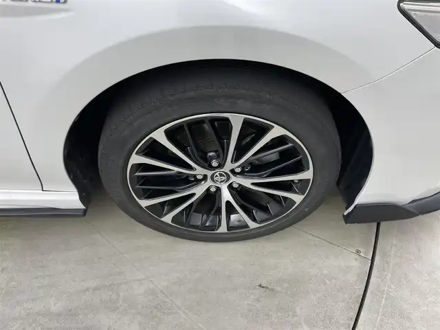 トヨタ カムリ WSレザーパッケージ 岡山県 2019(令1)年 6.1万km プラチナホワイトパールマイカ TOM’Sエアロ（前・横・後下）/レザーシート/ブラインドスポットモニター/純正8インチナビ/　「CD/DVD/フルセグTV/BT/USB」/純正ダブルツィーター/バックカメラ/追従型クルーズコントロール/オートハイビーム/LEDヘッドライト（AUTO機能付き）/ビルトインETC/前席シートヒータ/前席パワーシート/衝突軽減ブレーキシステム/車線逸脱防止システム/横滑り防止装置/純正ドライブレコーダー（前）/純正18インチアルミホイール/純正フロアマット/ステアリングヒーター/スマートキー/プッシュスタート/ヘッドアップディスプレイ/パドルシフト/バイザー